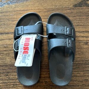 NWT Freedom Moses Black Sandals